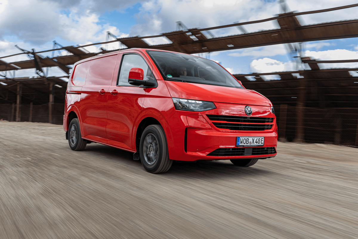 Auslieferung gestartet: Neue Transporter und Caravelle von Volkswagen Nutzfahrzeuge treffen bei Kunden ein