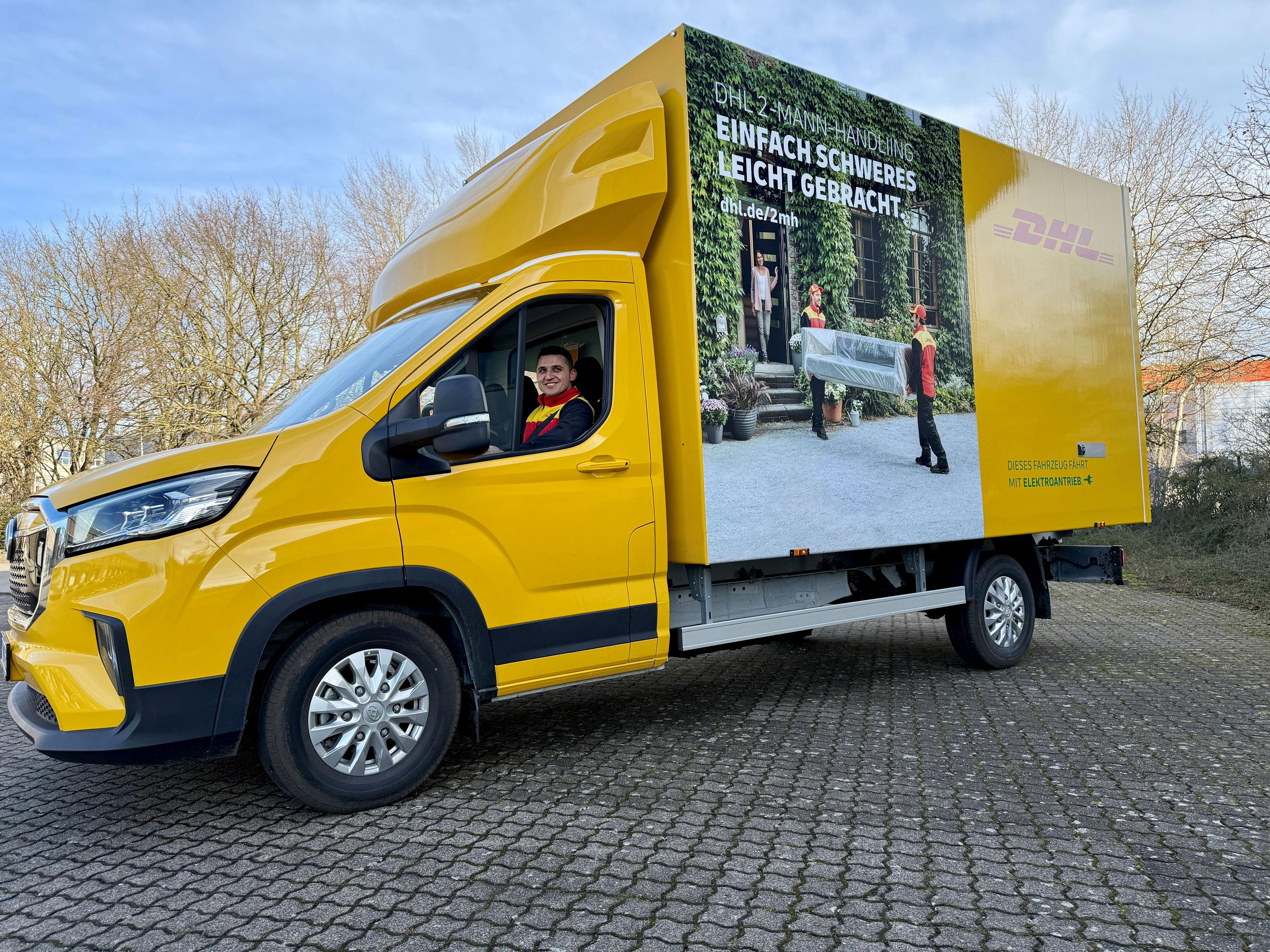 DHL 2-Mann-Handling startet mit 21 neuen E-Transportern in die emissionsarme Zukunft der Sperrgutzustellung